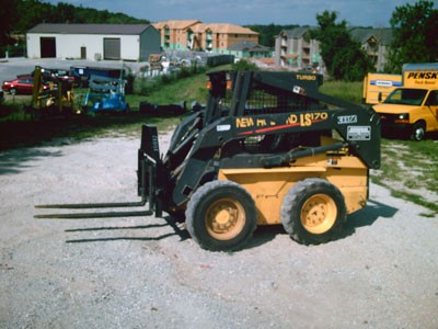 SKID STEER – NEW HOLLAND LS170 WITH FORKS